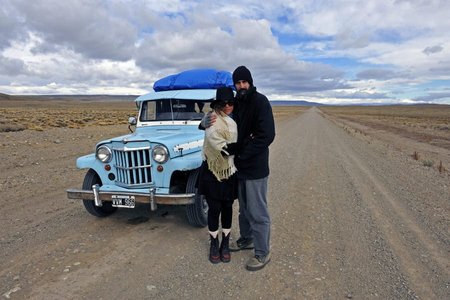 Bajo Caracoles: Bea und Felix mit ihrem Oldtimer "Bu" in der endlosen Steppe Patagoniens