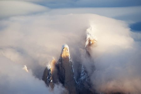 Cerro Torre: Für wenige Sekunden erstrahlt der magische Gipfel mit seinen Satelliten Torre Egger (Mitte) und Cerro Stanhardt (links) aus dem Wolkenmeer.