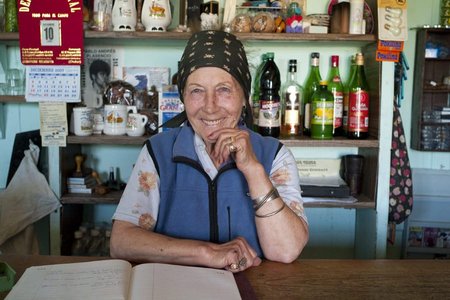 Los Tamariscos: Trudy hinter dem Tresen ihres Ladens an der Ruta 40.