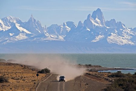 Lago Viedma: Die patagonische Andenkordillere mit den Bergsteigertraumgipfeln Cerro Torre (links) und FitzRoy (rechts)